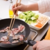 豚肉を炒める