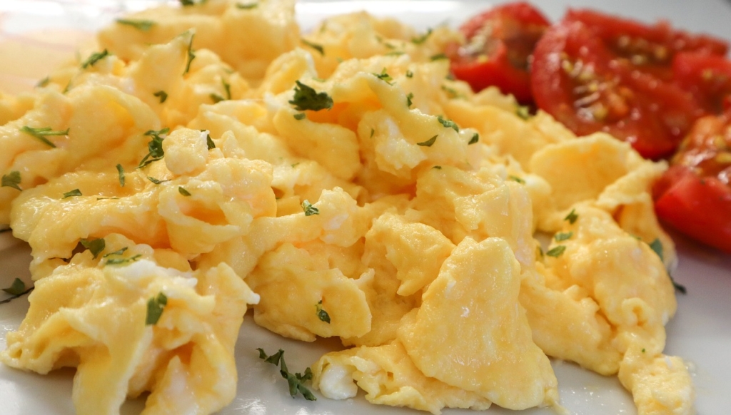 レタスと卵のさっと炒めの材料のスクランブルエッグ
