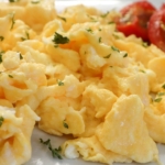 レタスと卵のさっと炒めの材料のスクランブルエッグ